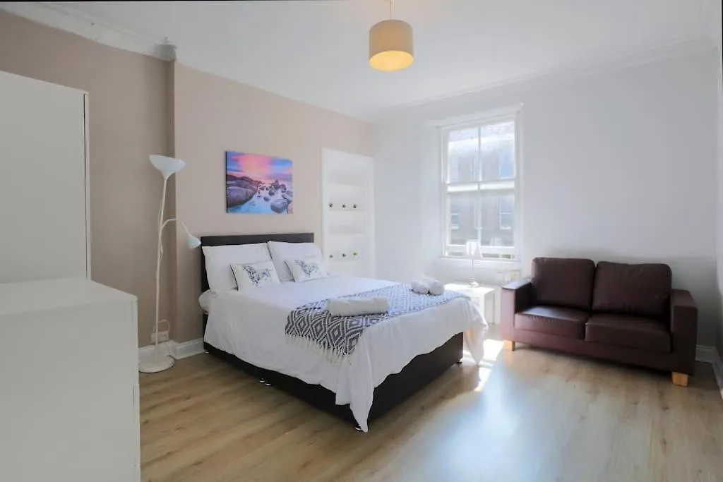 Cosy & Central Broughton 2Br Apt Near City Centre Edinburgh 0*,  United Kingdom